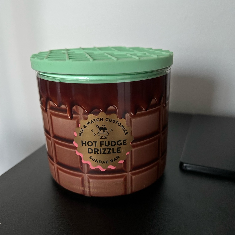 Hot fudge drizzle 3 wick Bath and Body Works Candle new